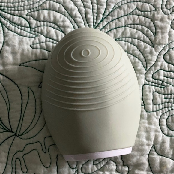 Auria Silicone Facial Cleanser - Picture 5 of 6